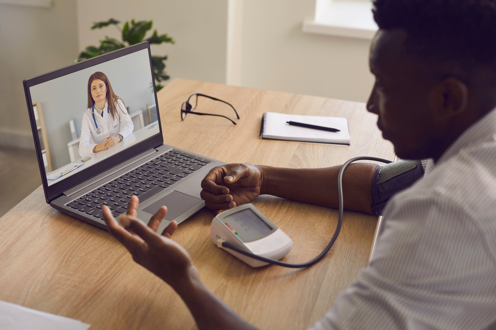 Healthcare professional collaborating with patient over an RPM system