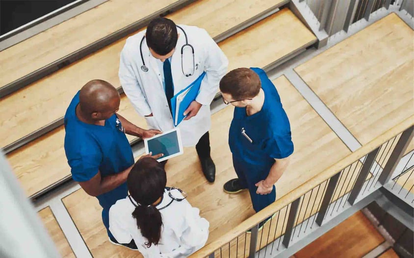 doctors_standing_group_tablet