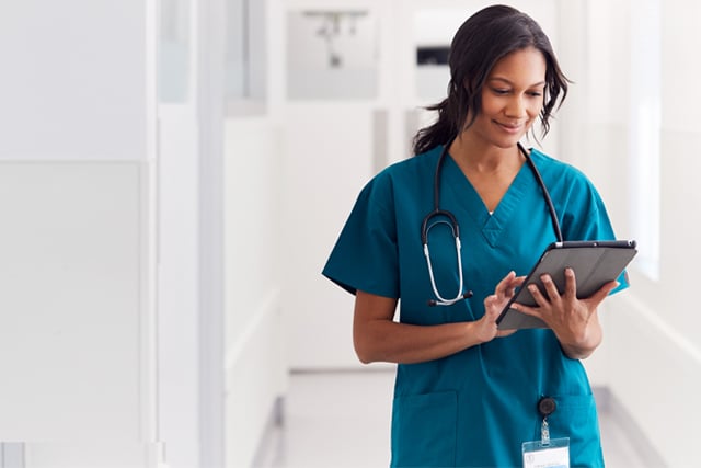 woman_doctor_with_tablet